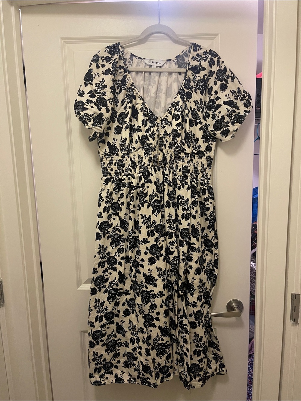 Women’s Black Floral V-Neck Midi Dress - Puff Sleeve